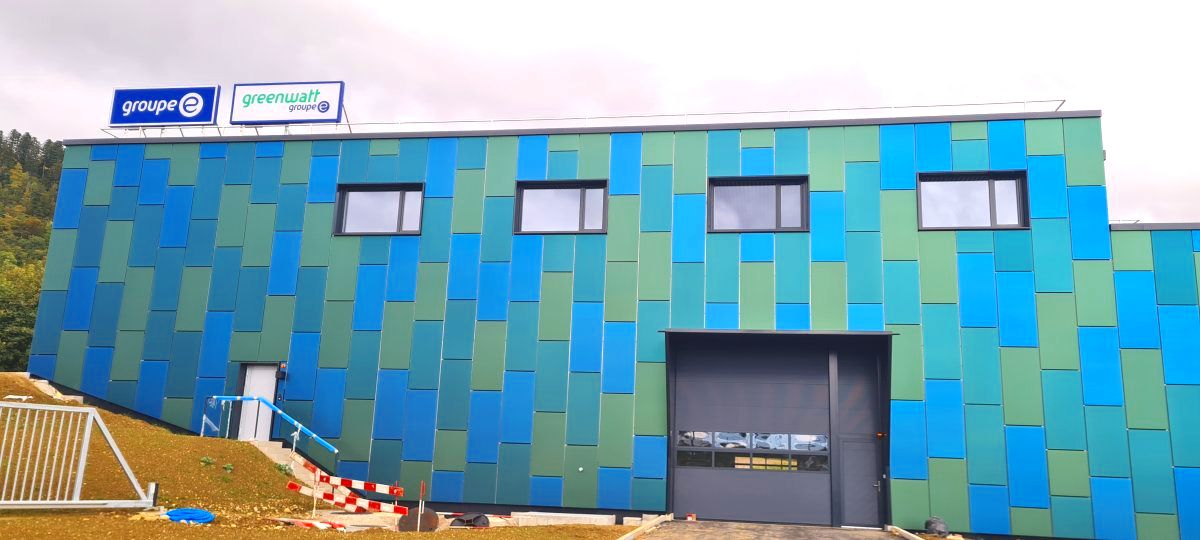 Farbige Kromatix PV an einer industrie Fassade